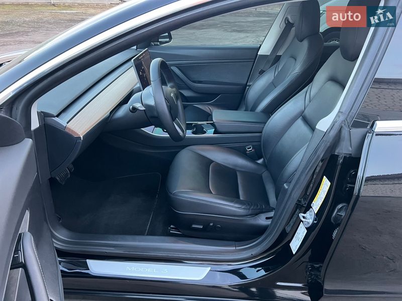Седан Tesla Model 3 2020 в Радивиліві