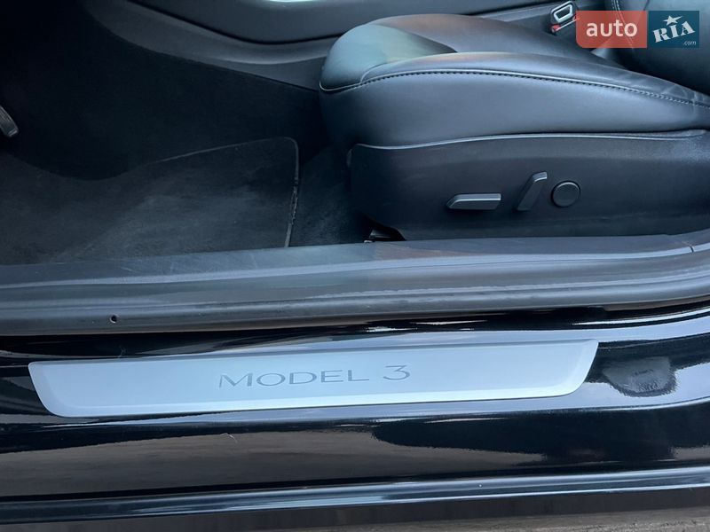 Седан Tesla Model 3 2020 в Радивиліві