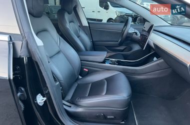 Седан Tesla Model 3 2020 в Радивиліві