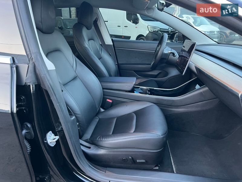 Седан Tesla Model 3 2020 в Радивиліві