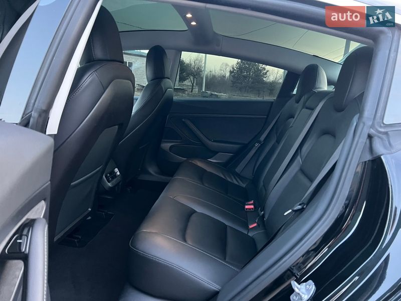 Седан Tesla Model 3 2020 в Радивиліві