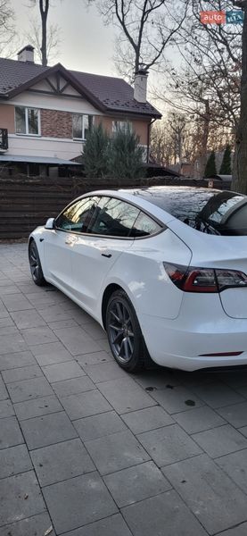 Седан Tesla Model 3 2022 в Буче