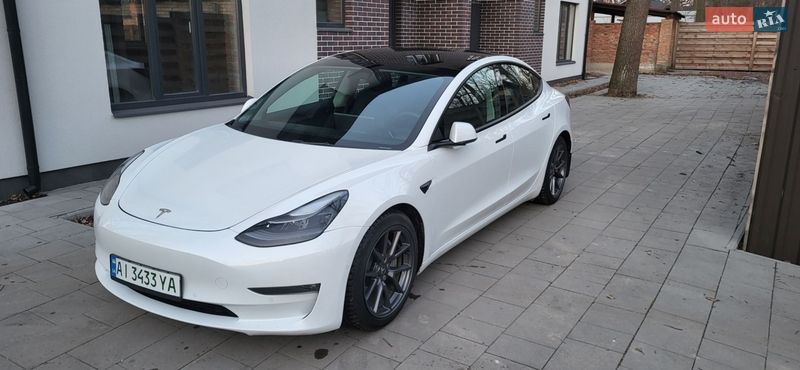 Седан Tesla Model 3 2022 в Буче
