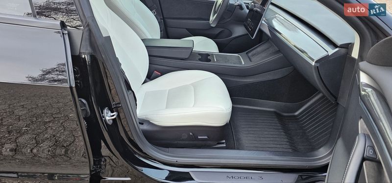 Седан Tesla Model 3 2022 в Львове
