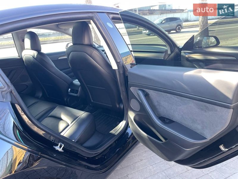 Седан Tesla Model 3 2022 в Киеве