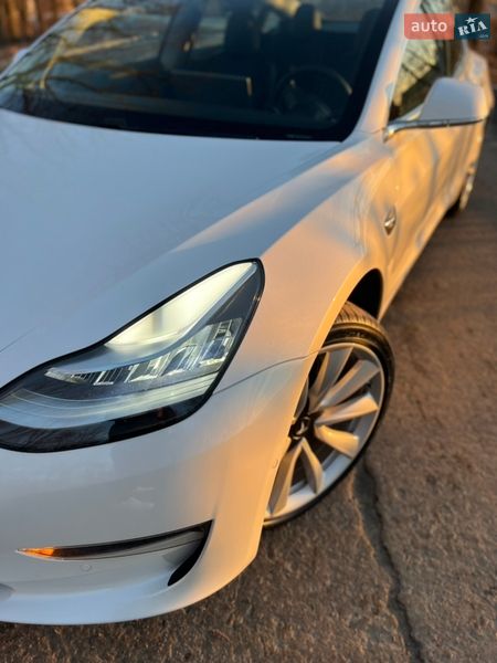 Седан Tesla Model 3 2019 в Броварах