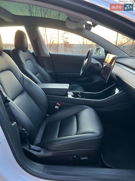 Седан Tesla Model 3 2019 в Броварах