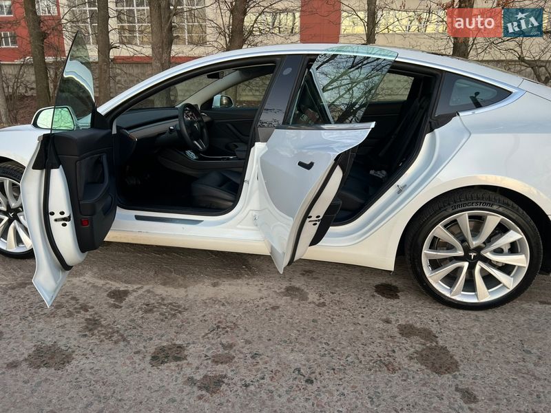Седан Tesla Model 3 2019 в Броварах