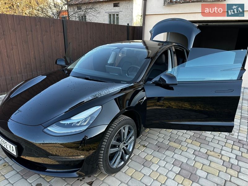 Седан Tesla Model 3 2019 в Львове