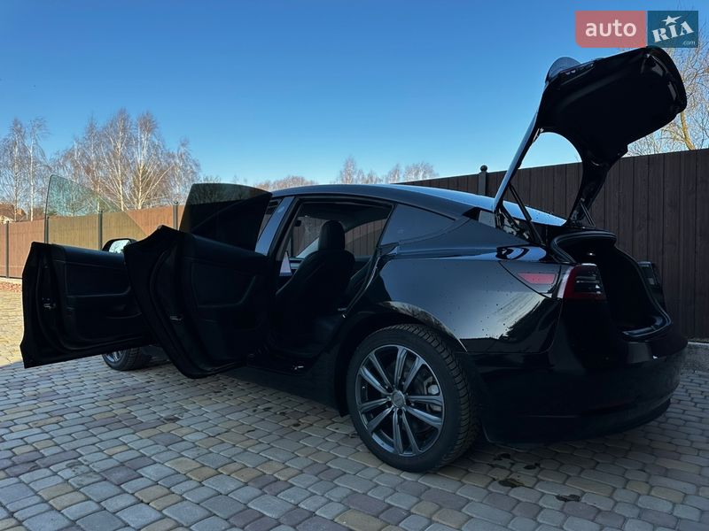 Седан Tesla Model 3 2019 в Львове