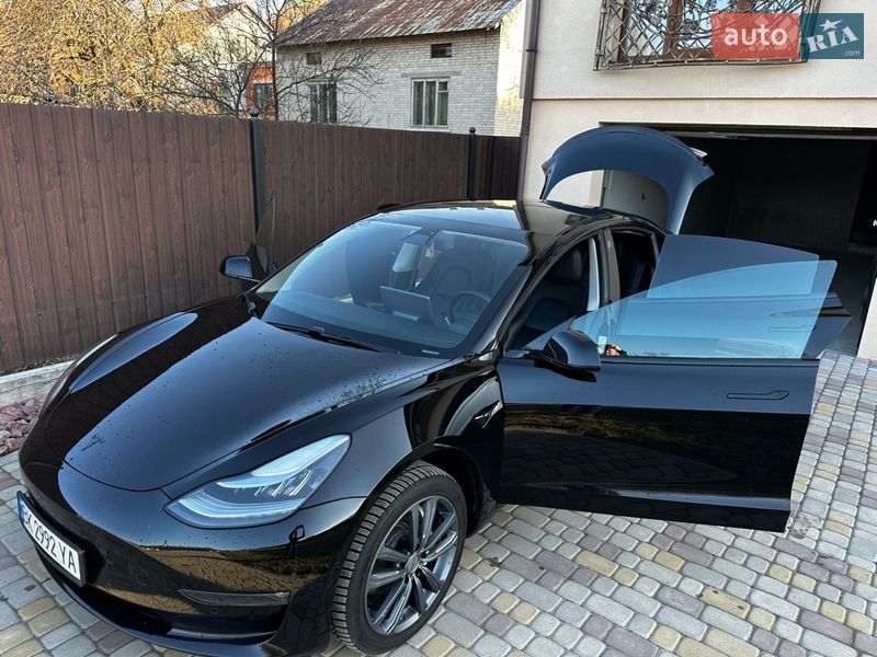 Седан Tesla Model 3 2019 в Львове