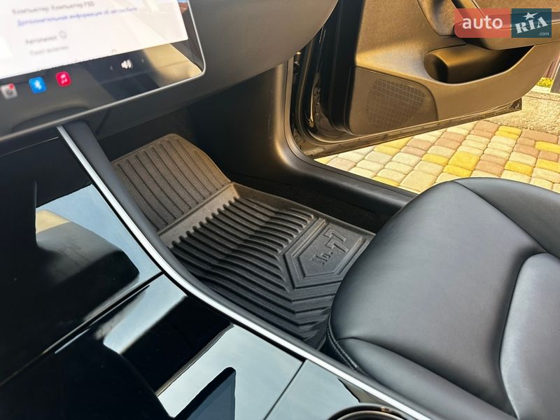 Седан Tesla Model 3 2019 в Львове