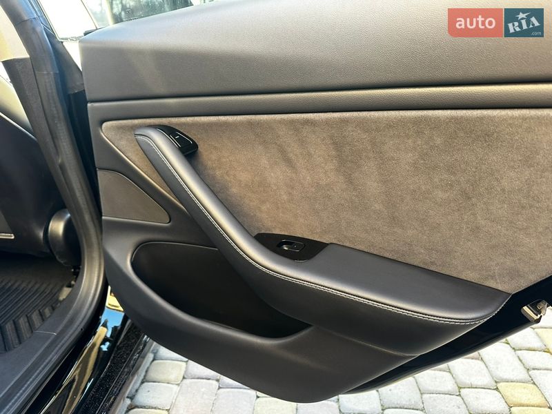 Седан Tesla Model 3 2019 в Львове