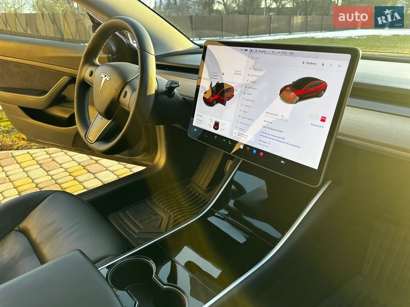 Седан Tesla Model 3 2019 в Львове