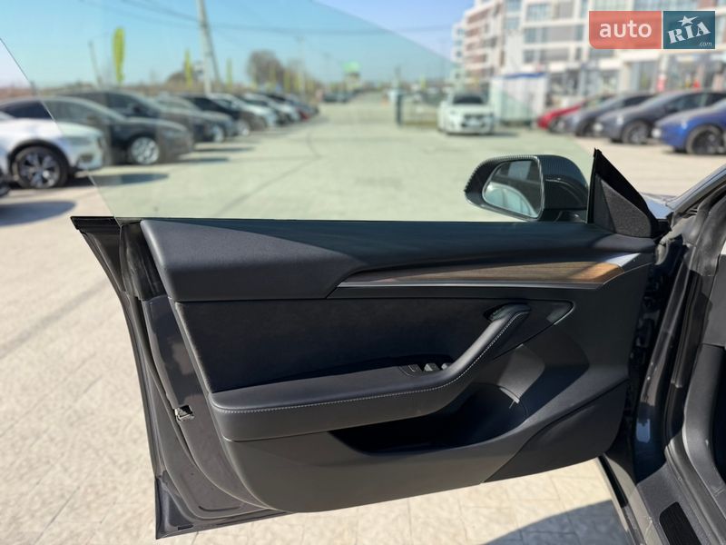 Седан Tesla Model 3 2023 в Львове