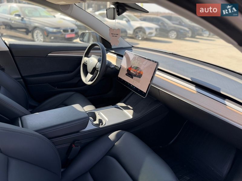 Седан Tesla Model 3 2023 в Львове
