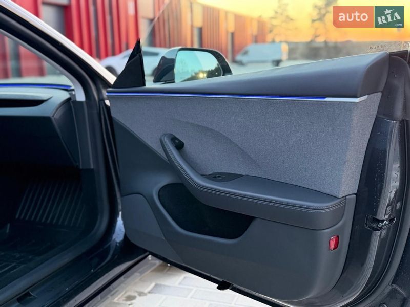 Седан Tesla Model 3 2024 в Львове
