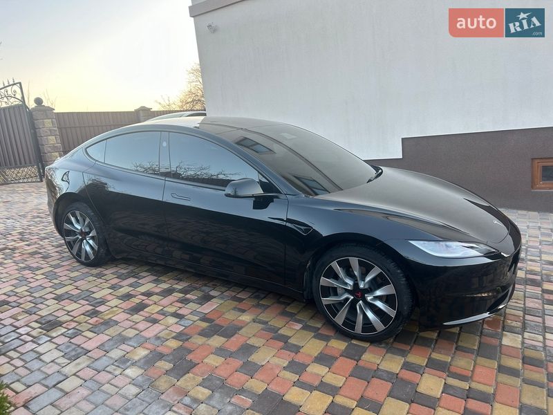 Седан Tesla Model 3 2025 в Звягелі