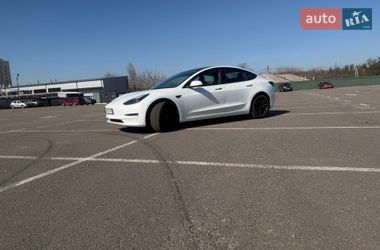 Седан Tesla Model 3 2022 в Киеве