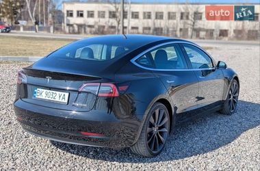 Седан Tesla Model 3 2020 в Березному