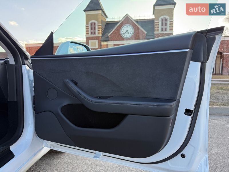 Седан Tesla Model 3 2024 в Києві