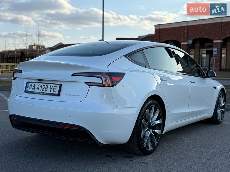 Седан Tesla Model 3 2024 в Києві