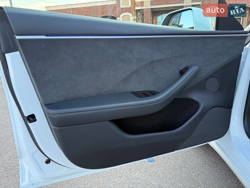 Седан Tesla Model 3 2024 в Києві