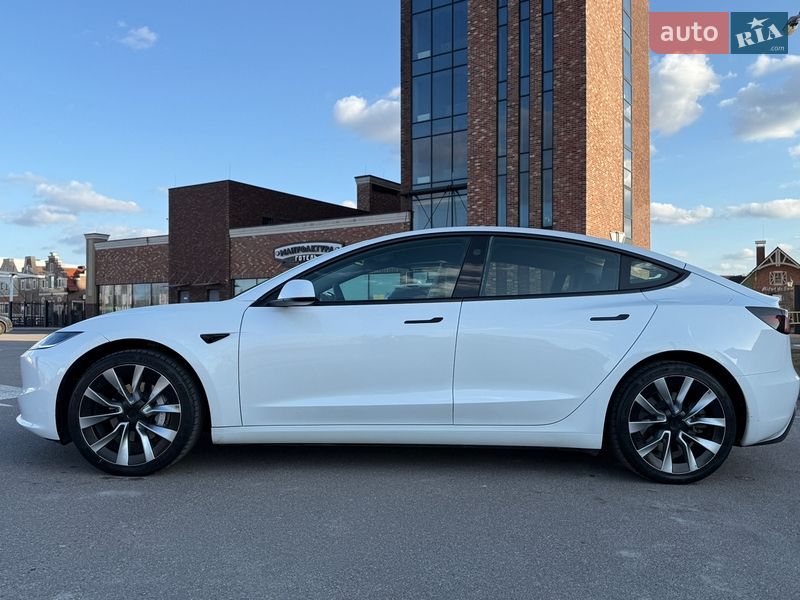 Седан Tesla Model 3 2024 в Києві