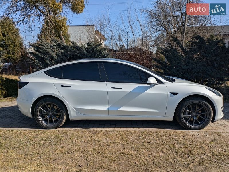 Седан Tesla Model 3 2023 в Львове