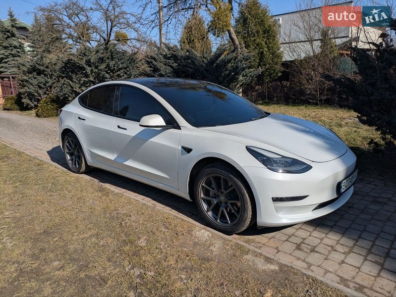 Седан Tesla Model 3 2023 в Львове