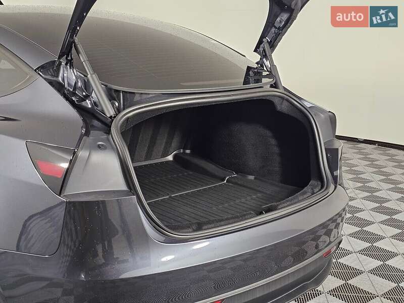 Седан Tesla Model 3 2025 в Львове