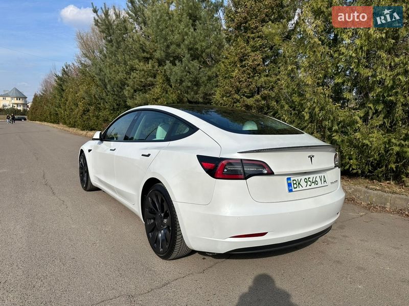 Седан Tesla Model 3 2022 в Ровно