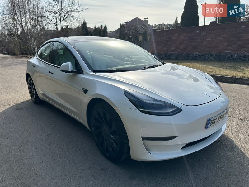 Седан Tesla Model 3 2022 в Ровно