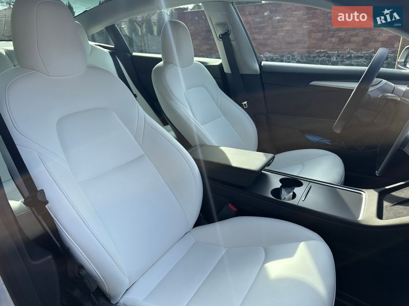Седан Tesla Model 3 2022 в Ровно