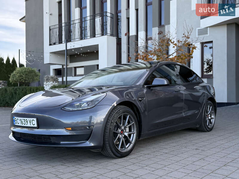 Седан Tesla Model 3 2023 в Стрию