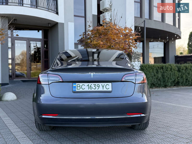 Седан Tesla Model 3 2023 в Стрию