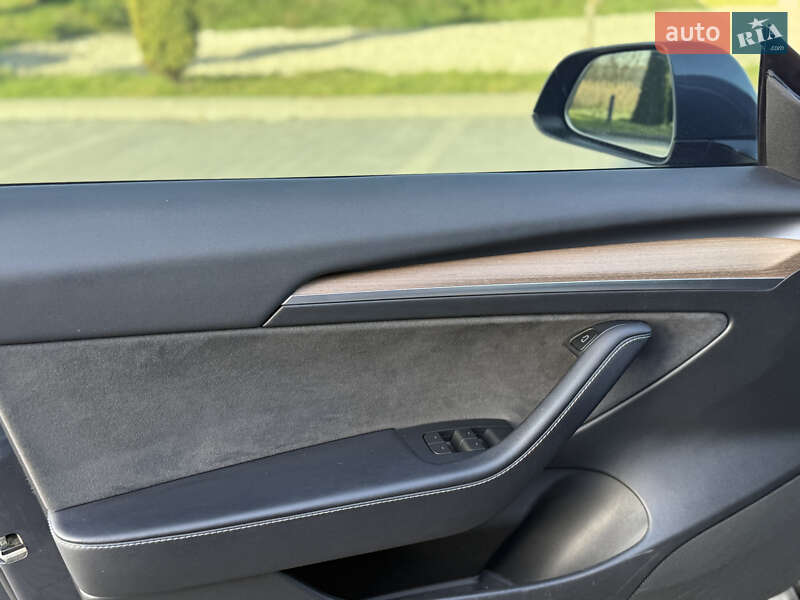 Седан Tesla Model 3 2023 в Стрию