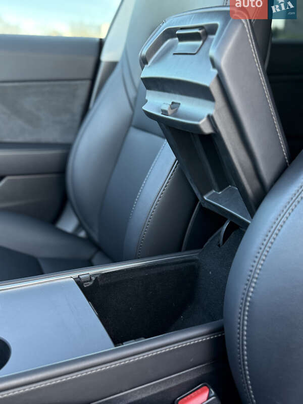 Седан Tesla Model 3 2023 в Стрию