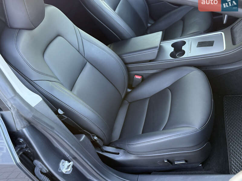 Седан Tesla Model 3 2023 в Стрию