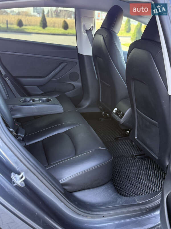 Седан Tesla Model 3 2023 в Стрию