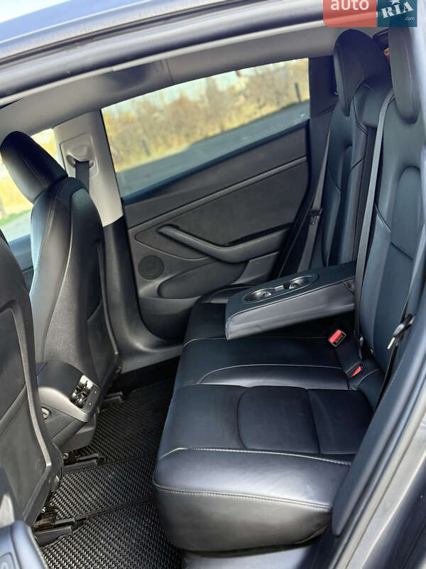 Седан Tesla Model 3 2023 в Стрию