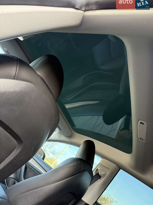 Седан Tesla Model 3 2023 в Стрию