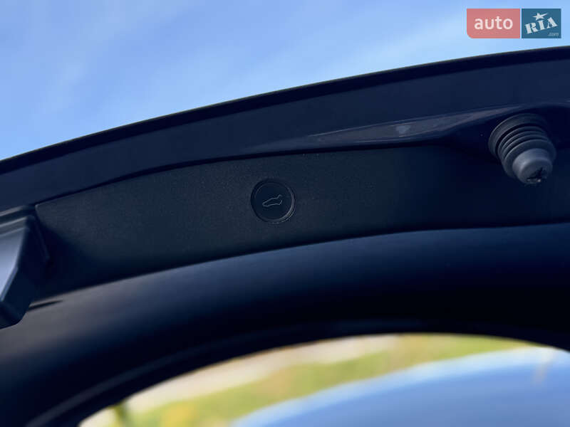 Седан Tesla Model 3 2023 в Стрию