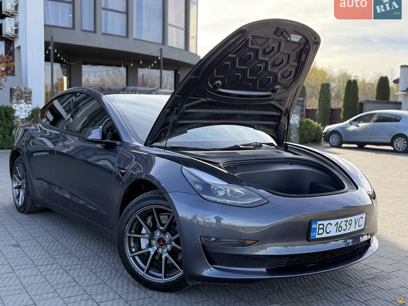 Седан Tesla Model 3 2023 в Стрию