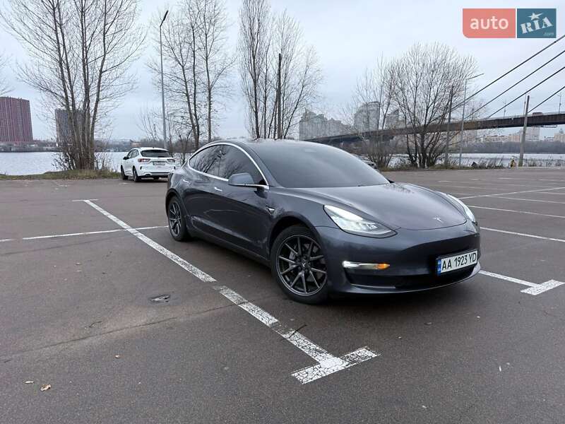Седан Tesla Model 3 2018 в Киеве