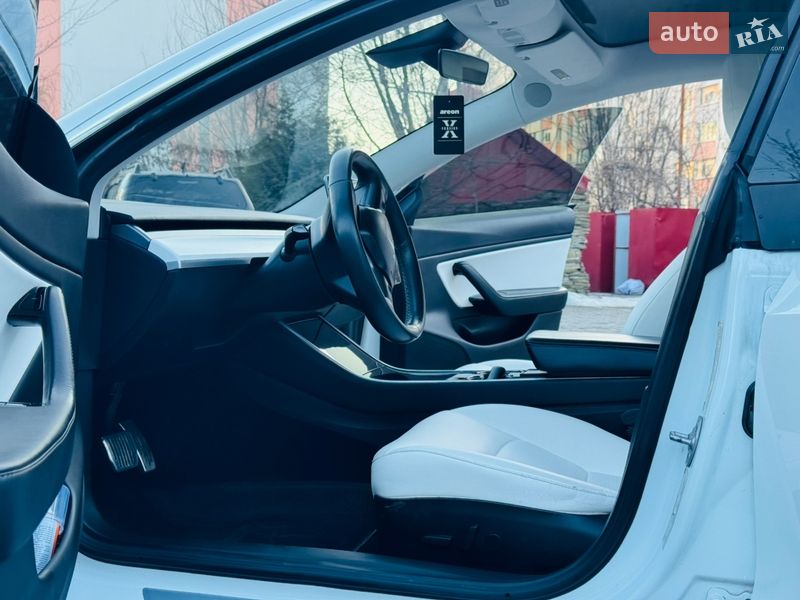 Седан Tesla Model 3 2018 в Харкові