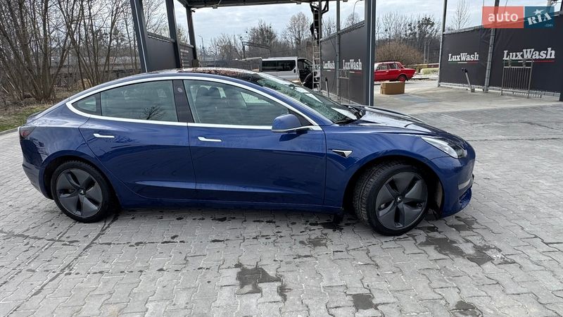 Седан Tesla Model 3 2019 в Львове