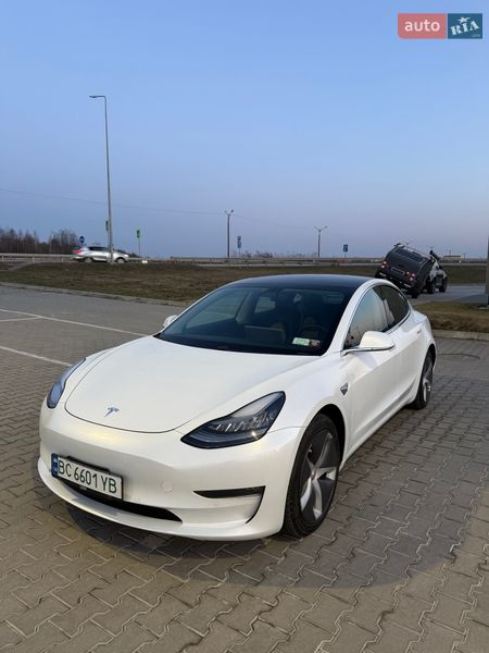 Седан Tesla Model 3 2019 в Львове
