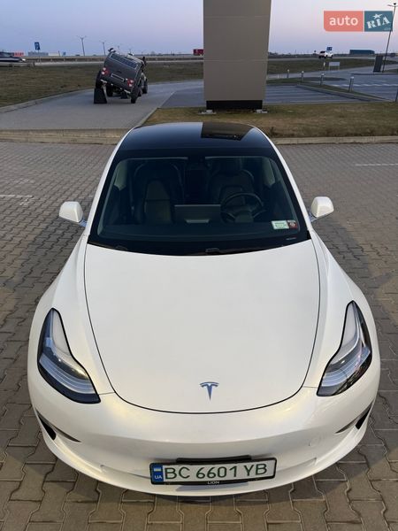Седан Tesla Model 3 2019 в Львове