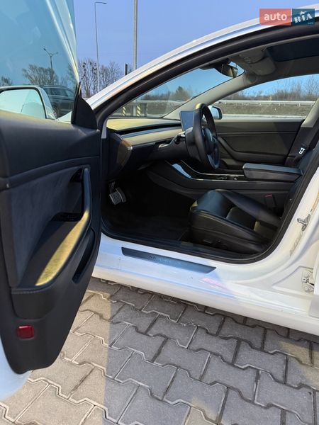 Седан Tesla Model 3 2019 в Львове